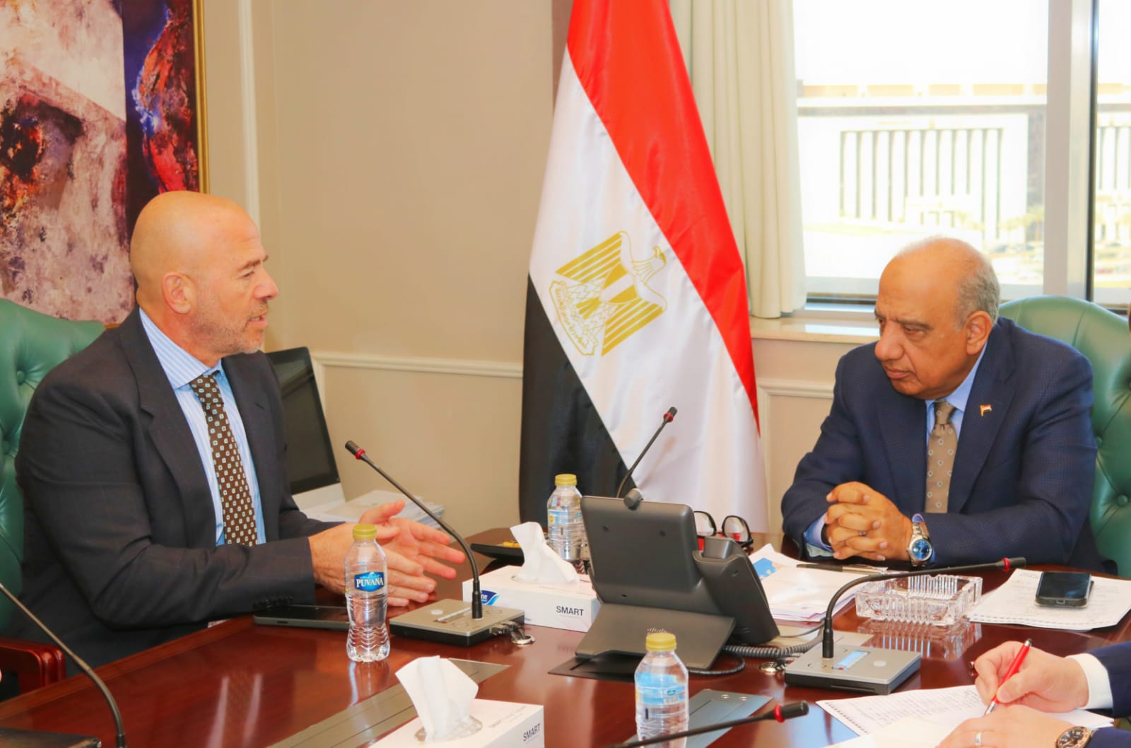 وزير الكهرباء يبحث مع مجموعة 